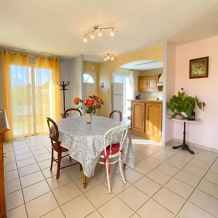 Maison Accueillante A - 100 M² Avec Jardin Fertile.